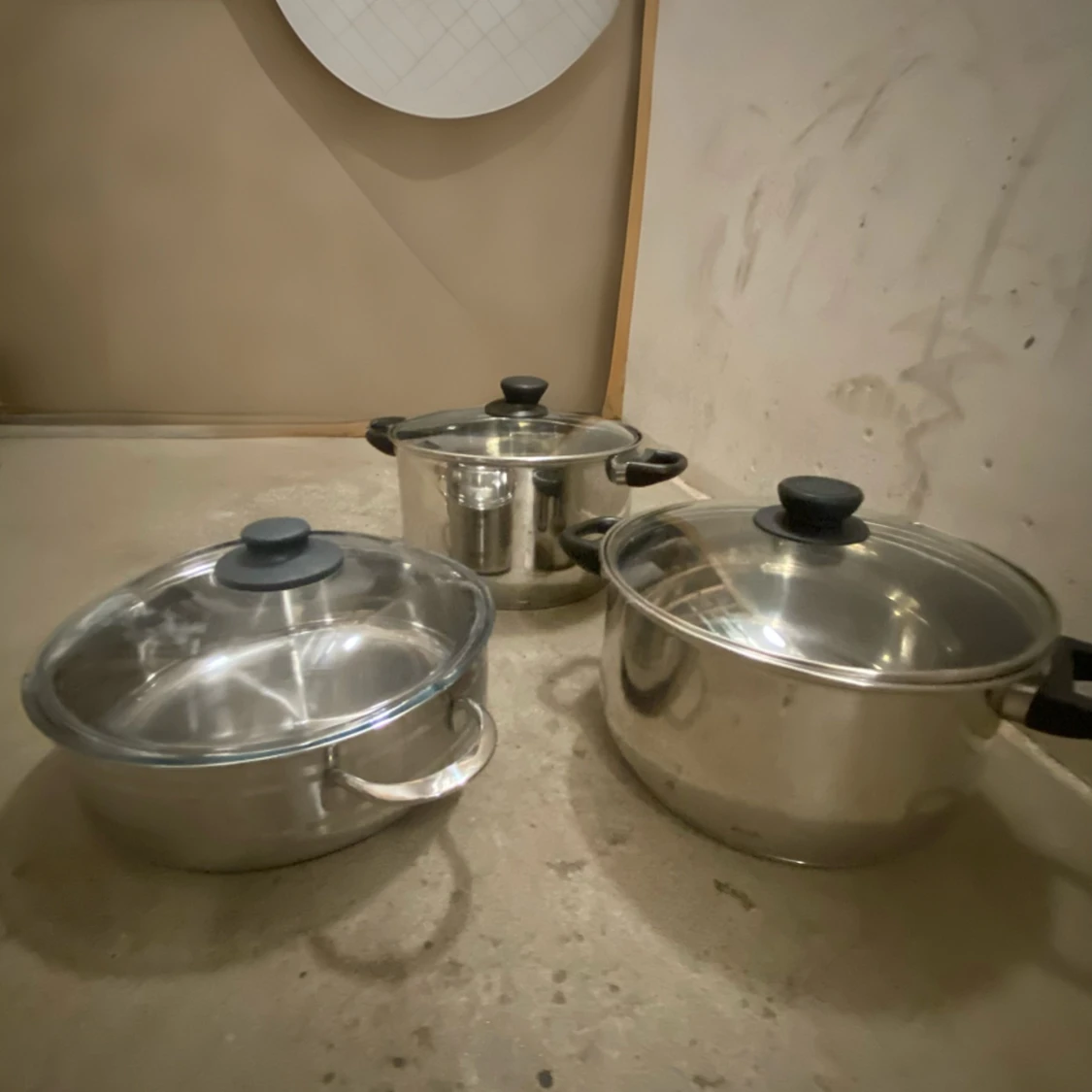 Set med 3 rostfria kastruller med lock