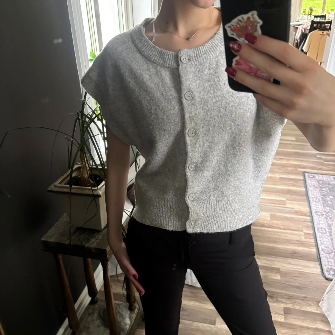 Grå ärmlös kofta med knappar