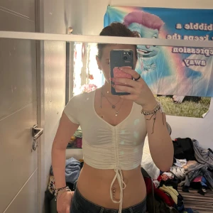 Topp - En topp från shein med snören på framsidan