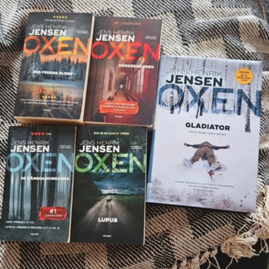 Oxen-serien: De hängda hundarna, Mörkermännen, Den frusna elden, Lupus, Gladiator