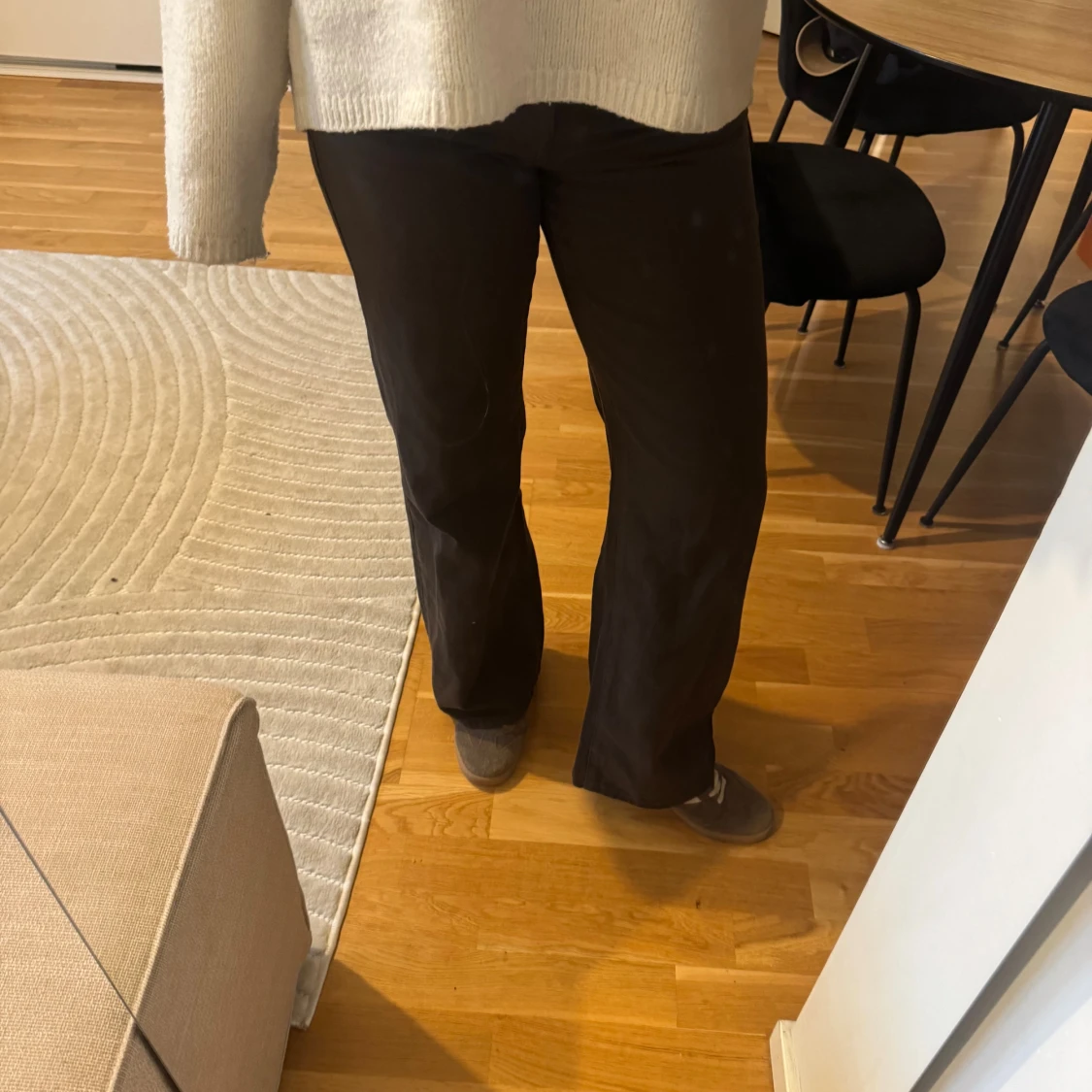 Bruna raka jeans med mellan hög midja