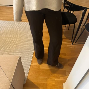 Bruna raka jeans med mellan hög midja - Snygga bruna jeans med rak passform. Aldrig använt då jag tycker de är nån centimeter förkorta för mig. 