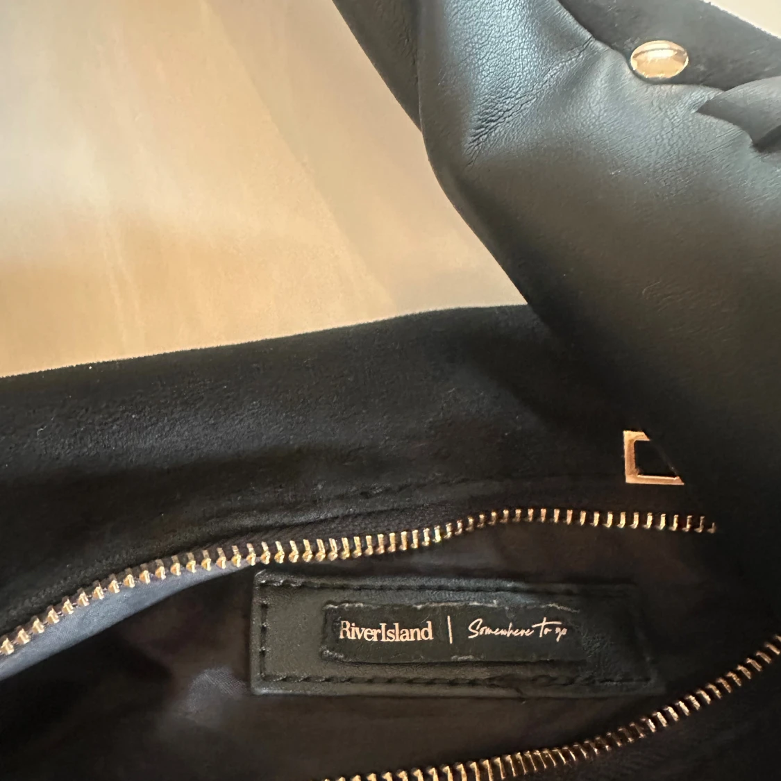 Svart axelväska från Riversvart Island - 1