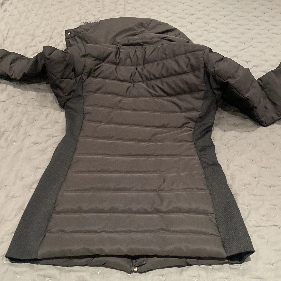 Svart pufferjacka med fuskpäls från Zara - 2