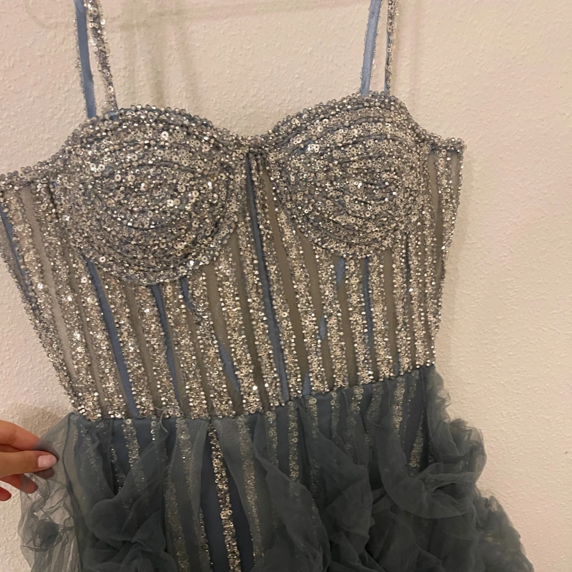 Glittrig blå långklänning med paljetter - 4