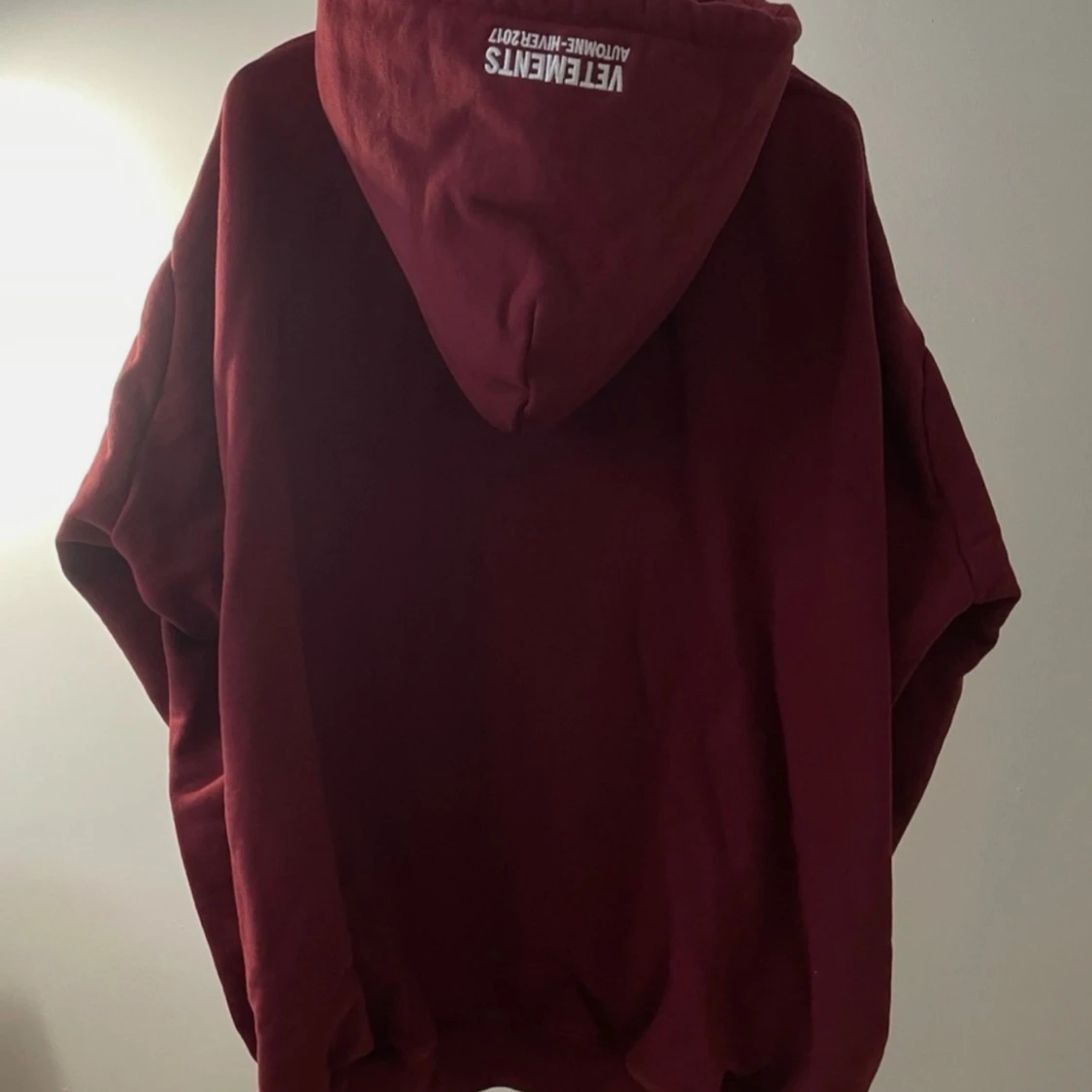 Vinröd hoodie Vetements AW17 - 1