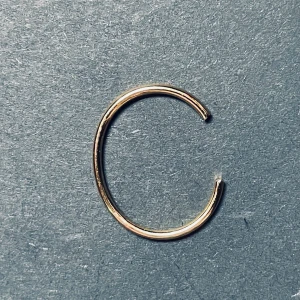 By prisförslag- Tunn guldpläterad ring justerbar lillfinger/ringfinger - Minimalistisk och stilren ring i tunn, rund form med öppen ände. Justerbar och passar lillfingret eller smalt ringfinger. Snyggt guldpläterad yta som ger en clean look och passar perfekt för dig som gillar diskreta smycken. Enkel att bära och lätt att matcha med andra accessoarer.