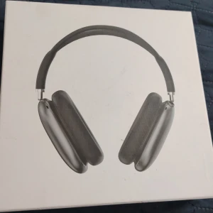 AirPods Max - Snygga Apple AirPods Max i Space Gray, komplett med originalförpackning, skyddsfodral och laddningskabel. Hörlurarna är i mycket gott skick utan synligt slitage. Upplev aktiv brusreducering, hög ljudkvalitet och komfort i premiumdesign. Perfekt för musik, film och samtal.