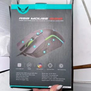RGB Mouse G28 RGB Gaming Mus - RGB Mouse G28 är en gamingmus med 6400 DPI, RGB-belysning, 8 programmerbara knappar och inbyggd fire-knapp. Ergonomisk design, anti-skid roller och 1,5m flätad kabel. Passar både gaming och arbete. Musen är i nyskick och levereras med originalförpackning.RGB mus med flera färger.  Specifikationer: *   RGB ljuseffekter *   6400 DPI *   Inbyggd brandknapp *   Musstorlek: 127*67*42mm *   Muskabel: 1.5m flätad kabel *   Spänning/ström: 5V=100mA *   DPI-växel: 4 växlar (1000-1600-3200-6400) *   Stöds