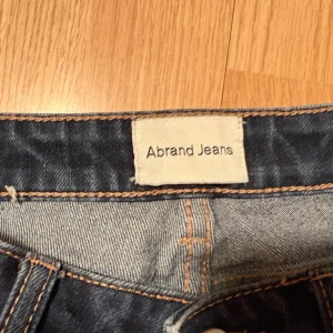 A brand jeans - Säljer A brand jeans i storlek 25 i en mörkblå färg då de inte passar mig i låren eller något längre. Haft i ett år kanske använd tiotal gånger men inte alls flitigt. Klippt de nere vid fötterna då de va i modell Tall och de ej passade då. Köpte för i kring 1000 något kr. Men i fint skick! Bara ett litet litet hål i fickan bak som man ser   Mått   Innerbenslängd: 74cm   Midjemått: 34cm rakt över o så x2 för måttet runt hela   Höftmått: ish 45cm rakt över och x2 för hela runt om.   