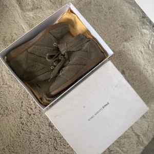 Beige mockasneakers Isabel Marant - Säljer mina sjukt snygga isabell marant skor för ett bra pris!! Jättwsnygga och går med allt. Storlek 40 men passar 39/38 också !!! KOLLA BILDER FÖR SKICK!!!!