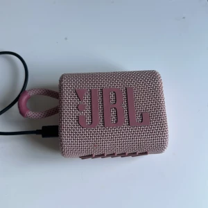 JBL Go 3 - JBL Go 3 bärbar Bluetooth-högtalare i rosa. Kompakt design, vattentålig och med tydliga knappar för volym och uppspelning. USB-C laddkabel medföljer. Högtalaren är i mycket gott skick utan synligt slitage eller defekter. Ny pris 500kr 