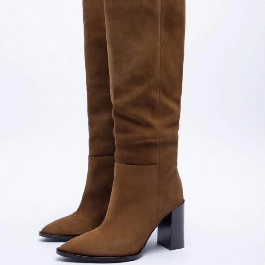 Bruna höga mockastövlar med klack