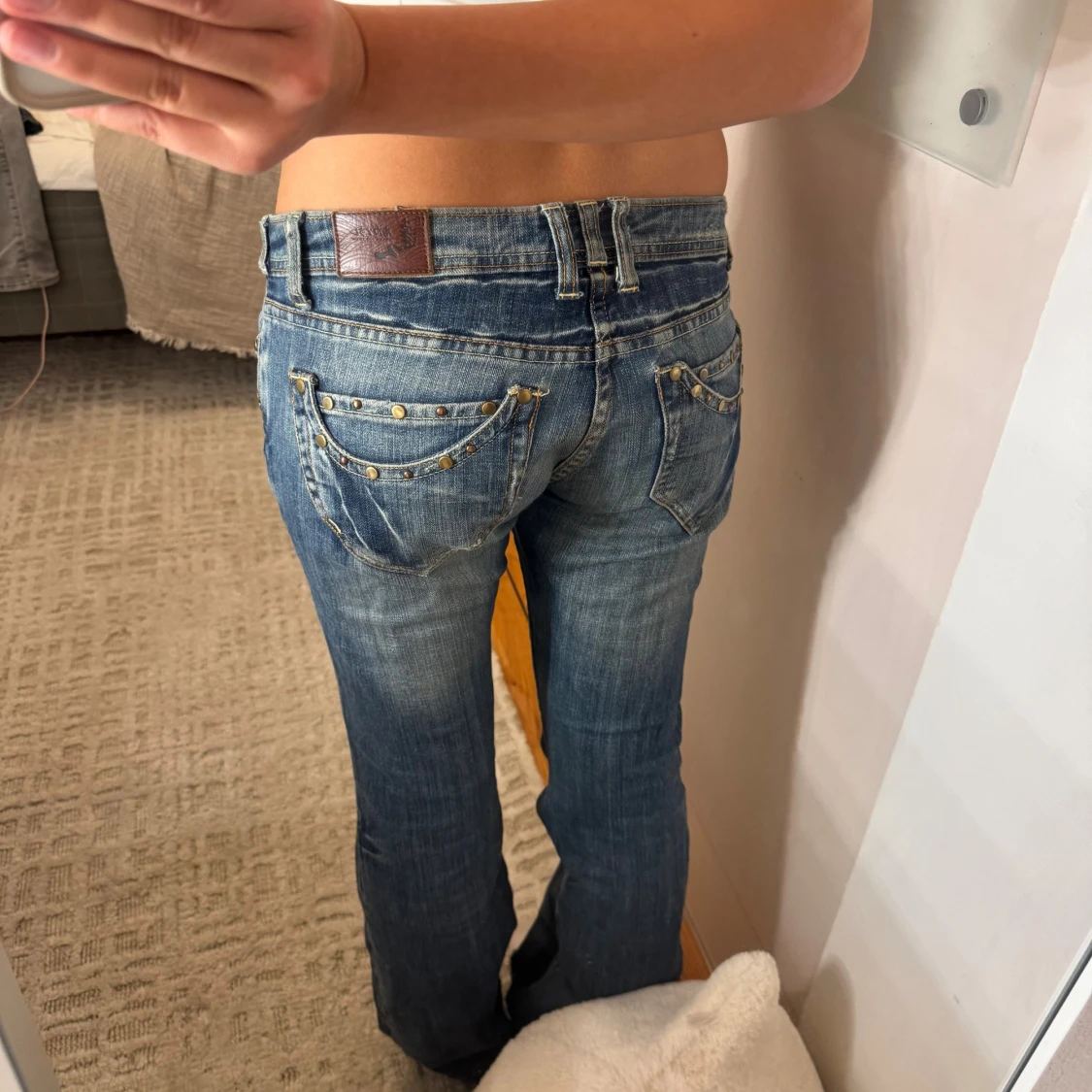 Blå bootcut jeans med nitar - 2