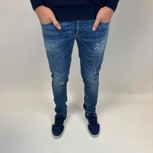 Dondup Jeans George  - Dondup Jeans George! Trendigaste jeansen på marknaden.  Skick= 9,5/10 Ny pris= 4000 kr Säljs för= 799 kr  (Modellen har original slitningar från fabrik vilket är väldigt eftertraktat och populärt)