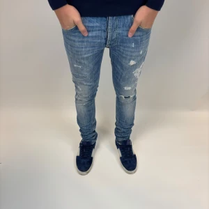 Dondup Jeans - Dondup Jeans! Trendigaste jeansen på marknaden.  Skick= 8/10 Ny pris= 4000 kr Säljs för= 799 kr (Modellen har original slitningar från fabrik vilket är väldigt eftertraktat och populärt)