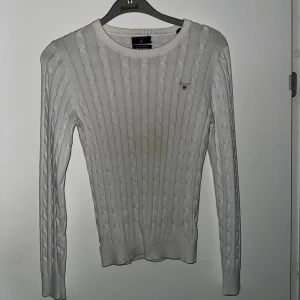 Gant stretch tröja - Vit gant tröja som är stretchig. Ser ganska ny ut och är knappt använd, XS och S