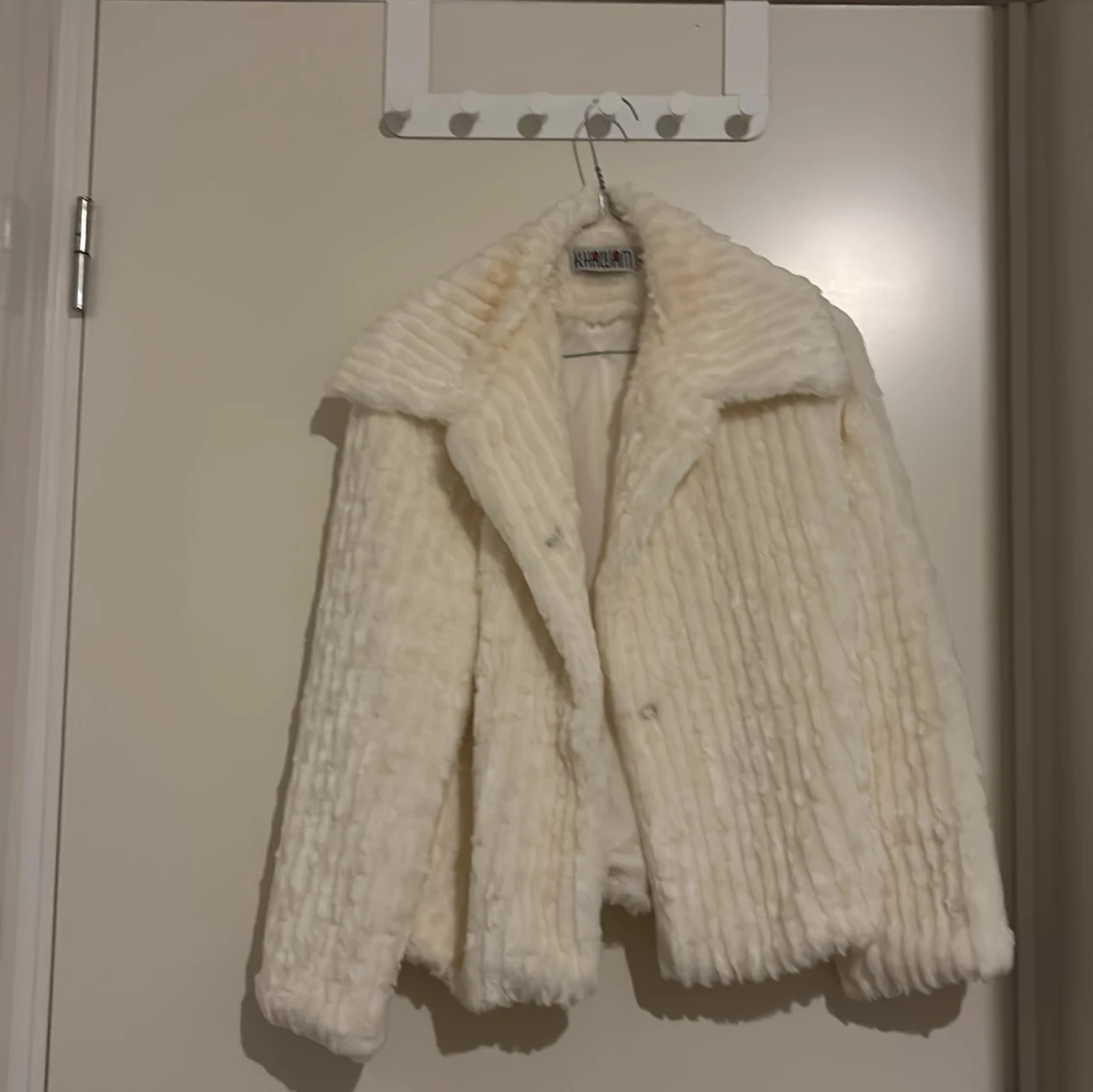 Vit pälsjacka från Khawam