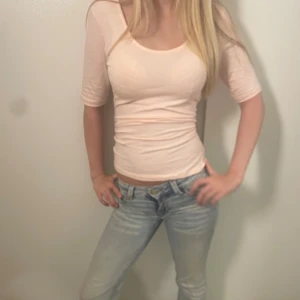 Ljusrosa topp med rund hals från Lindex - Säljer en ljusrosa topp från Lindex i storlek XS. Toppen har en rund, djup ringning och halvlånga ärmar. 💓