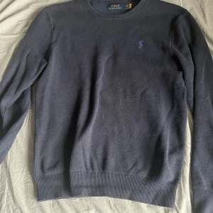 Polo ralph lauren crewneck - Säljer tröjan då den inte används längre, skick 7/10, storlek S! Hör av dig idall du har några funderingar!