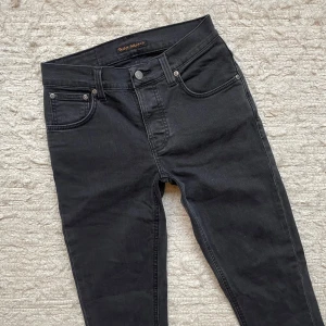 NUDIE GRIM TIM - Säljer nu dessa nudies i en sjukt clean colorway!🎨| Modellen är den populära i slimfit kategorin nämligen ”Grim Tim”!👖✅| Hör av dig vid frågor eller funderingar!!✌🏻👑