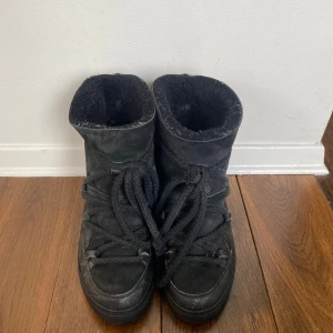 Svarta Inuikii skor - Svarta Inuikii vinterskor med kilklack, perfekta för vintern. Använda men fortfarande i bra skick!💕