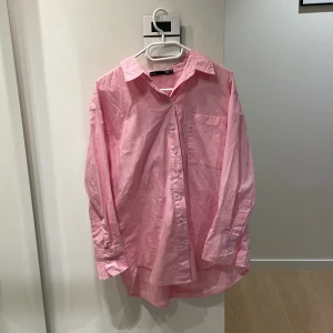 Rosa skjorta | Lager 157 - Snygg rosa skjorta från Lager 157 i klassisk modell med krage, bröstficka och knäppning framtill. För att vara XS är den ganska stor i storleken (”oversize”), men super snygg! 🩷