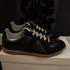 Maison Margiela Gats - tjena, säljer dessa sprillans nya maison margiela gatsen! Storlek 43, allt og ingår det vill säga dustbags och skolåda. Hör av er vid eventuella frågor eller funderingar :)