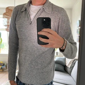 Stickad zip tröja  - Perfekt till sommarens kylliga stunder riktigt bra skit skriv vid funderingar 🙌