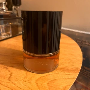 N.C.P olfactives 502 - Ncp parfym i en elegant flaska med mörk topp och amberfärgad botten. Perfekt för dig som vill ha en klassisk och trendig accessoar på hyllan. Märket syns diskret på flaska original låda tillkommer