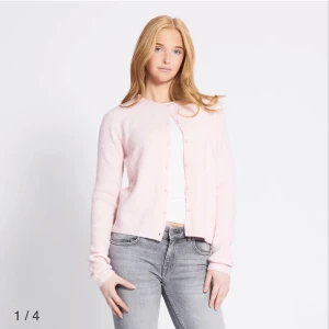 Lager 157 - stickad kofta ”siri” - Fin ljusrosa kofta, aldrig använd, bilder på tröjan kan skickas, det är bara att fråga! Nypris: 150 kr mitt pris: 100 kr, har även samma modell i 2 färger till som ni kan se i min profil!😊