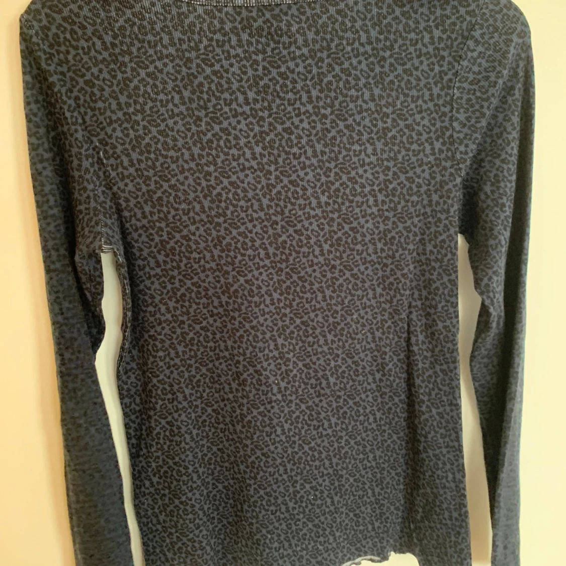 Mörkblå leopardmönstrad långärmad tröja - 1