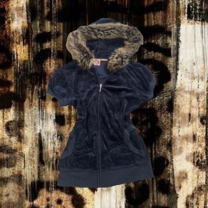 2000s Juicy Couture Kofta💓 - En väldigt fin och äkta rare kortärmad Juicy Couture Kofta från 2000-talet med päls. Är i väldigt bra condition och i färgen mörkblå. Inga defekter🥰 Bilden på slutet är från förra säljaren💓Säljs då den inte kom till användning 