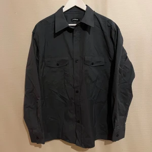 J.Lindeberg Overshirt mörkblå  - Säljer denna sjukt snygga Overshirten från J.Lindeberg⭐️ Färgen är mörkblå och storleken är M✅ Den har inga defekter och skicket är utomordentligt🙌🤝 Sjukt najs passform och passar perfekt till hösten🍁🙌 Tveka inte på att höra av er dig vid minsta fråga eller fundering😊
