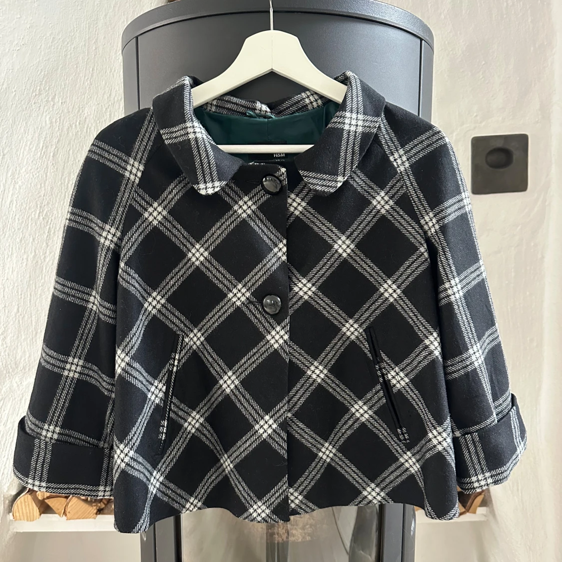 Rutig svart kappa från H&M, strl 38