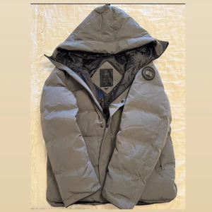 Canada jacka till salu nu till vintern  - Skön och varm jacka samt helt ny jacka kommer med märkets väska. 