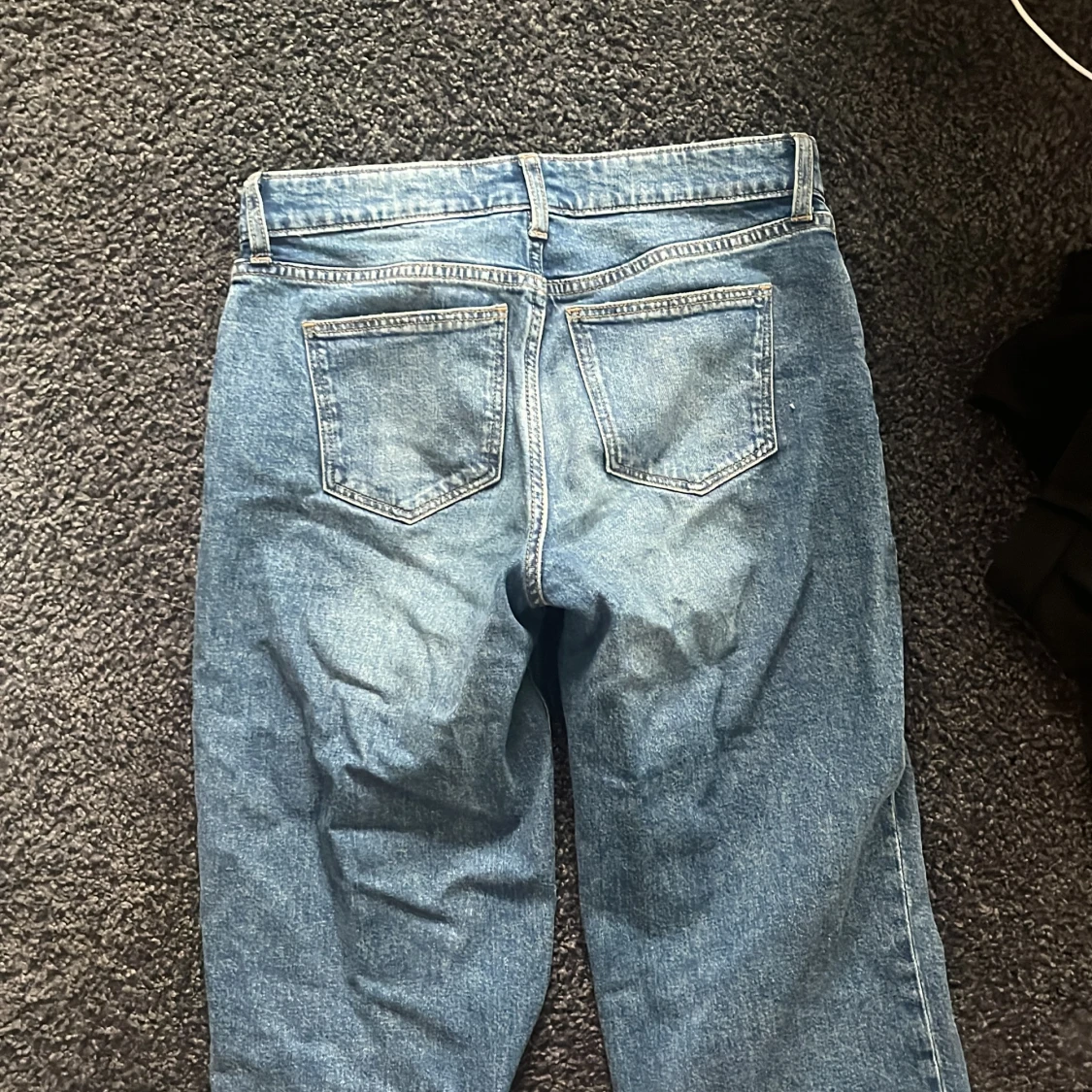 Blå raka jeans med slitningar - 4