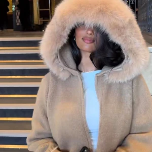 Beige pälsjacka med fluffig huva - Säljer en beige pälsjacka med stor, fluffig huva i ljus päls. Jackan har ribbade muddar och är croppad i modellen, vilket ger en trendig och chill vibe. Perfekt för dig som vill ha en varm och snygg jacka med extra statement-detalj på huvan. Storlek S passar en xs/ xxs som jag är annars ( ❗️vill även tillägga att detta är den ”äldre” verisionen vilket betyder att min päls är flera gånger större än dem som säljs på hemsidan just nu med dom mindre pälsen❗️