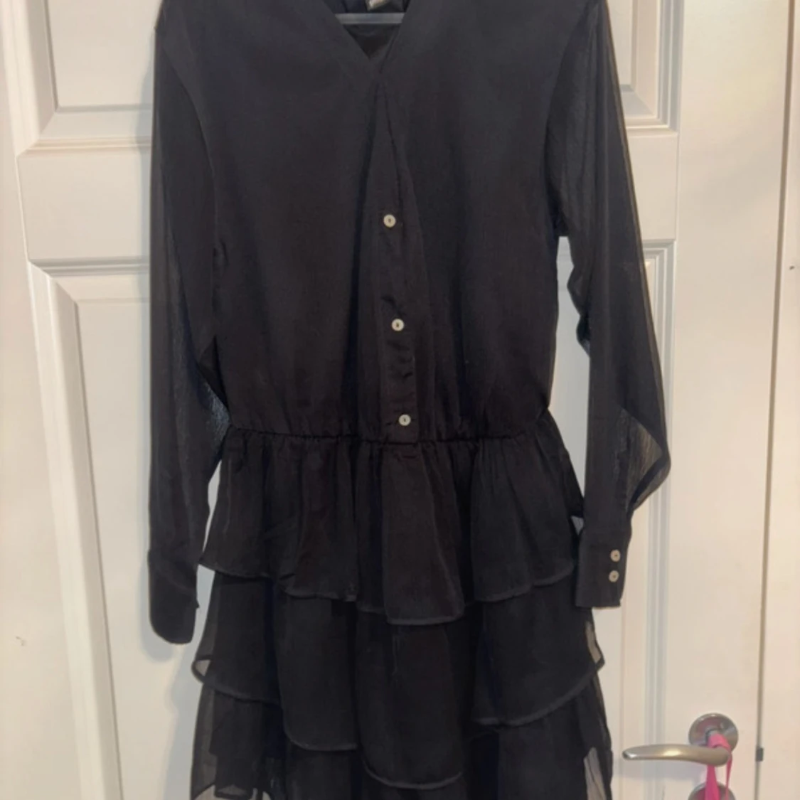 Svart volangklänning med knappar