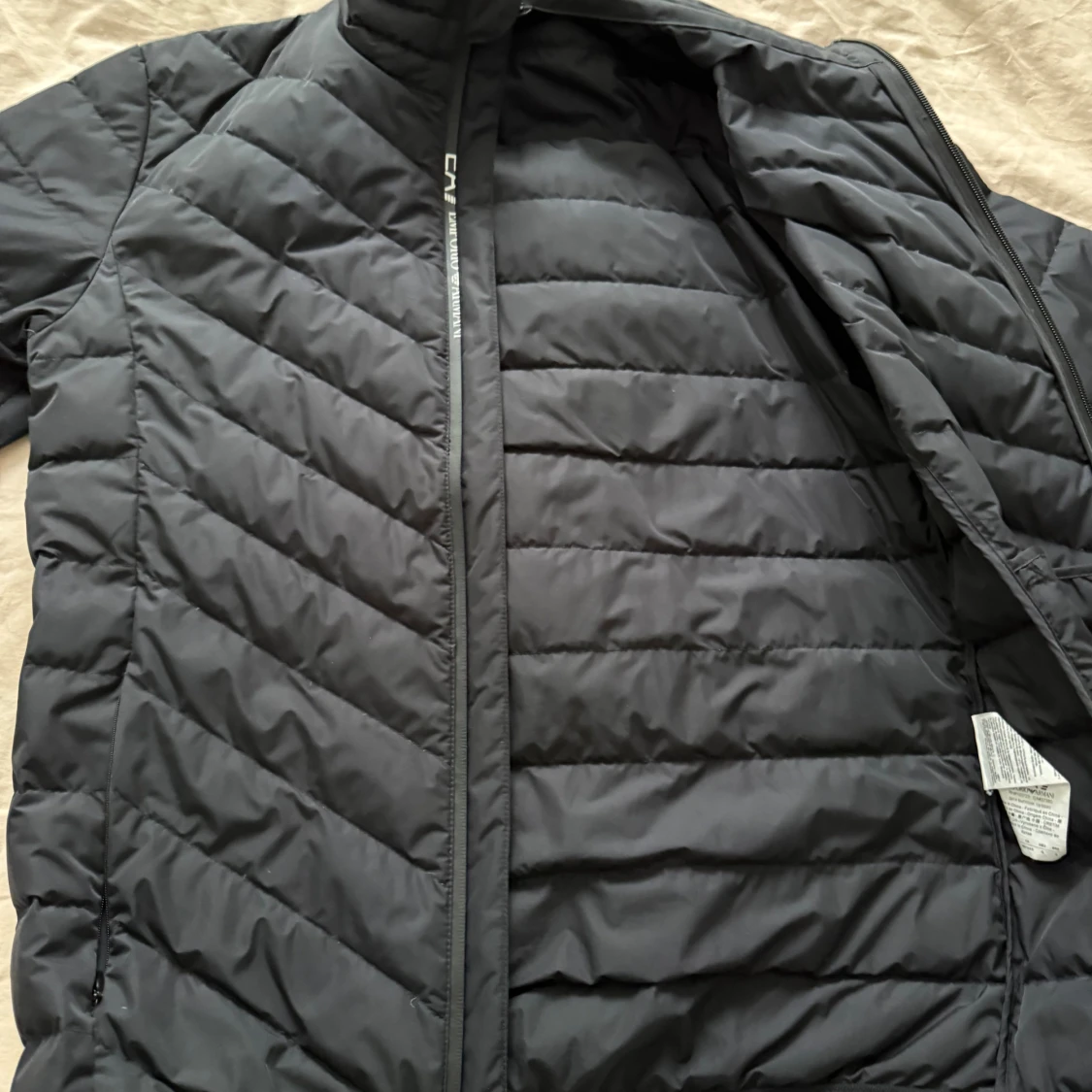 Svart pufferjacka från Emporio Armani - 2