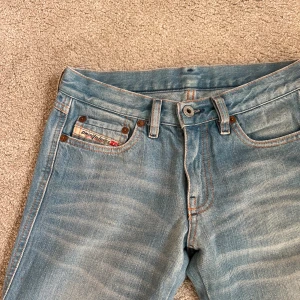 Diesel Larkee ljusblå jeans bootcut - Säljer ett par ljusblå Diesel jeans. Jeansen är lågmidjade bootcut.🩵🩵