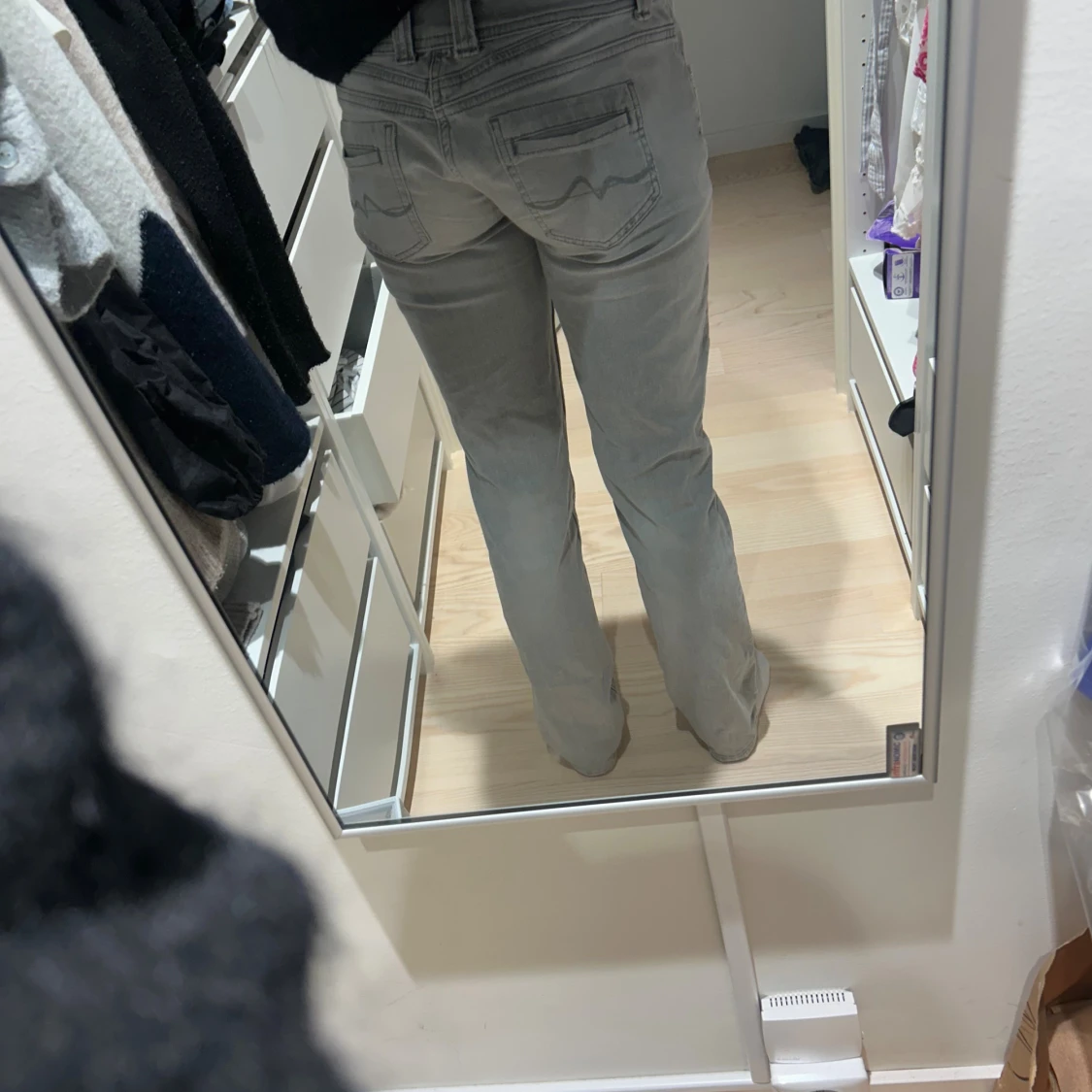 Grå raka jeans med fickdetaljer - 1