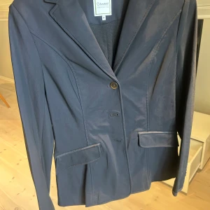 Mörkblå kavaj från Samshield strl 36 - Snygg mörkblå kavaj från Samshield Premium Line i figursydd modell. Använd få gånger då jag sluta rida, nypris ca 4000kr, inga märkbara skavanker