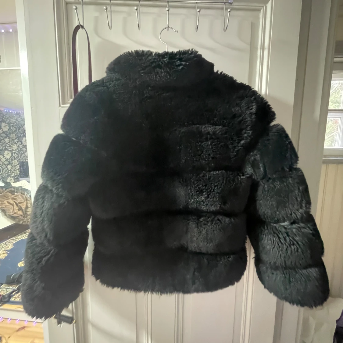 Svart pälsjacka med krage - 1