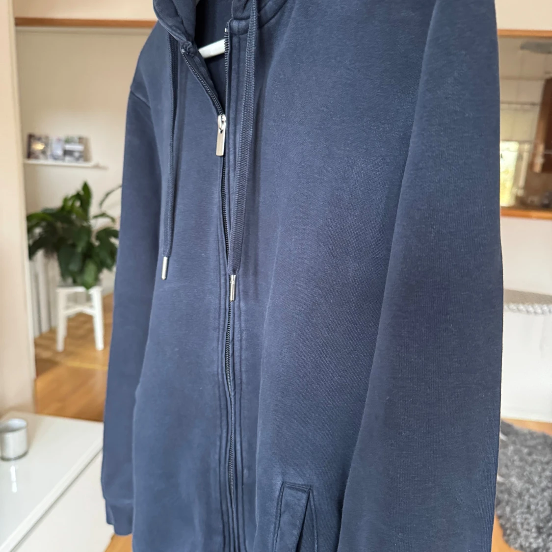 Mörkblå hoodie från Kappahl - 3