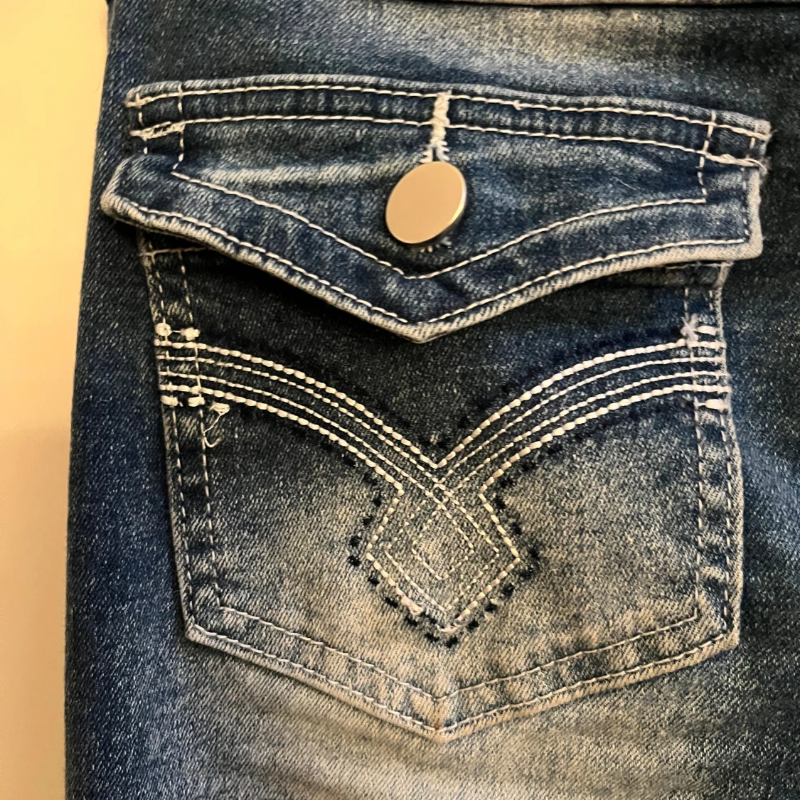 Blå bootcut jeans med broderade fickor - 4