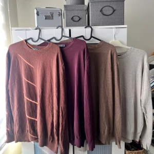 4 stycken supima/pima cotton finstickade tröjor med rund halsring - 4 stycken supima/pima cotton stickade tröjor köpta från dressman Samtliga är i mycket bra skick Brun-Röd färg, vinröd, brun och beige färg  Storlek Xl, sitter mer som L Skicka meddelande vid några funderingar Kolla gärna även in mina andra annonser