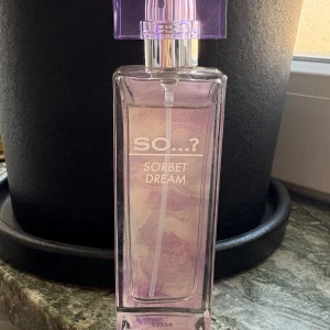 So...? Sorbet Dream parfym - 30 ml - So...? Sorbet Dream är en eau de parfum på 30 ml, perfekt för dig som vill sticka ut och #UnleashYourStyle. Tillverkad i R.O.I. och smidig att ta med överallt. Snygg flaska med lila detaljer som passar din vibe. Köpt den på H&M. Men doften passar ej mig 