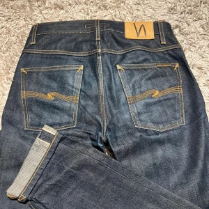 Dry Selvedge nudie jeans modell grim trim i slim striaght passform - Dra Selvedge nudie jeans modell grim trim i slim striaght passform. Nytt skick inga defekter, riktigt najs material. W29 passar 30 också, 100% organic cotton. Postas antigen samma dag som köp eller dagen därpå🙌💯