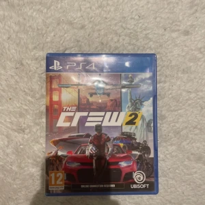 The Crew 2 - PS4/PS5 - The Crew 2 som är för både PS4 och PS5 i mycket fint skick. Komplett med originalfodral och skiva, inga synliga repor eller skador. Perfekt för dig som vill ha ett prisvärt spel i mycket fint skick!. 